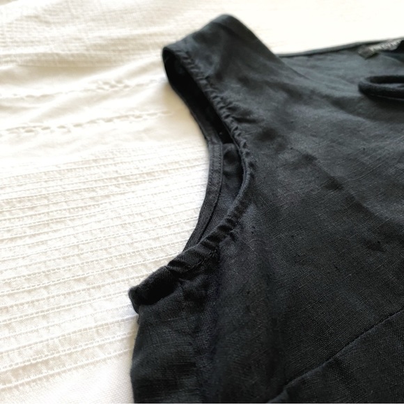 Elegant Black Sleeveless Dress - Picture 7 of 8